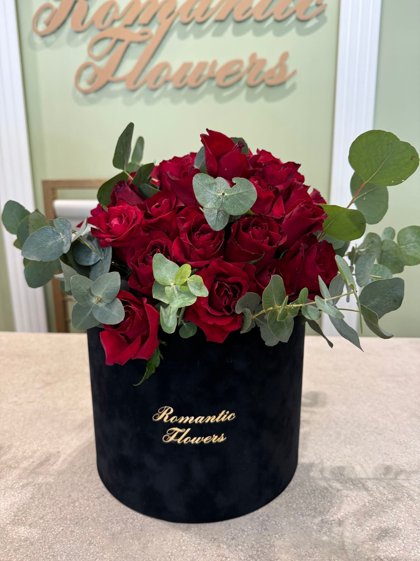 Boîte en velours avec 50 roses et l'ours