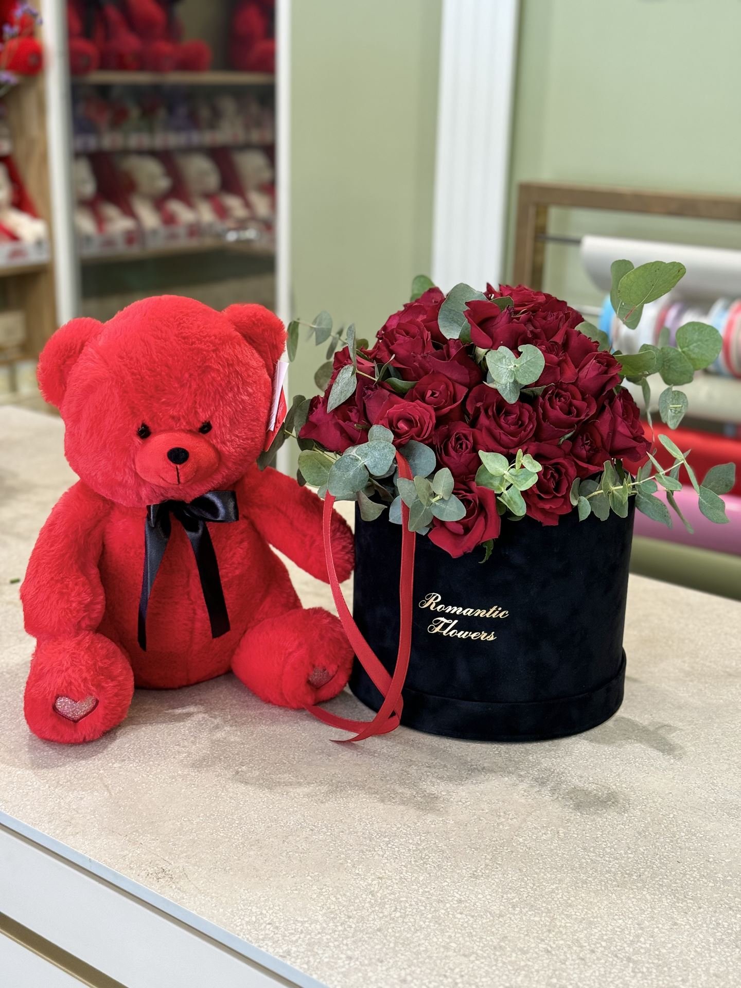 Boîte en velours avec 50 roses et l'ours - Image 3