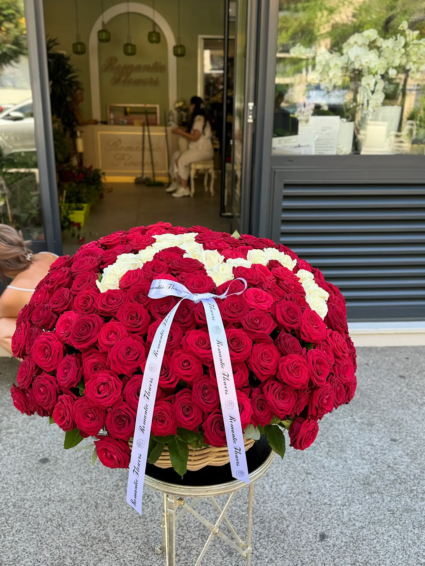 Basket Roses Red Naomi - Image 2