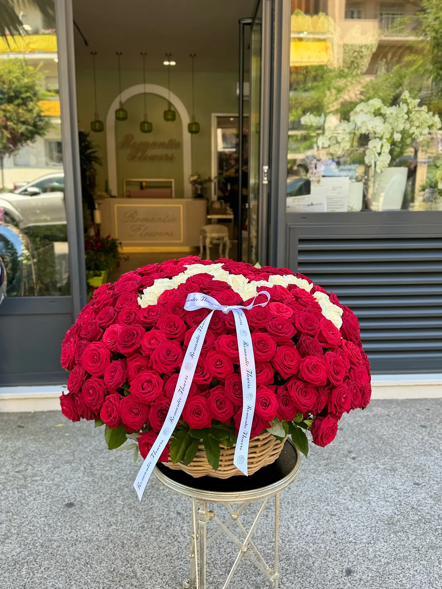 Basket Roses Red Naomi - Image 4