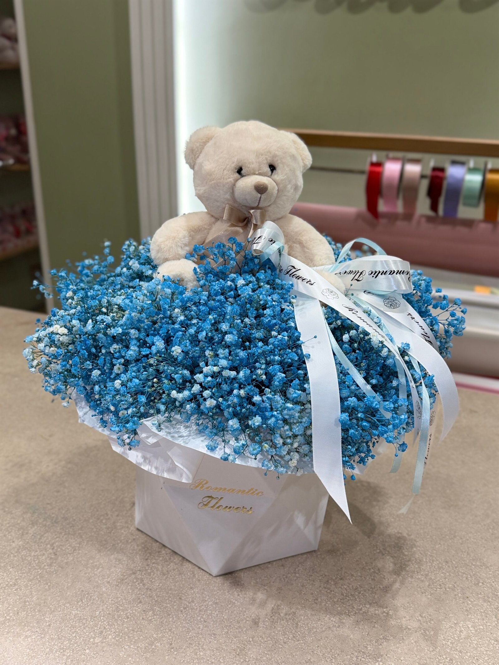 Tendre Surprise – Ourson & Gypsophile Bleue