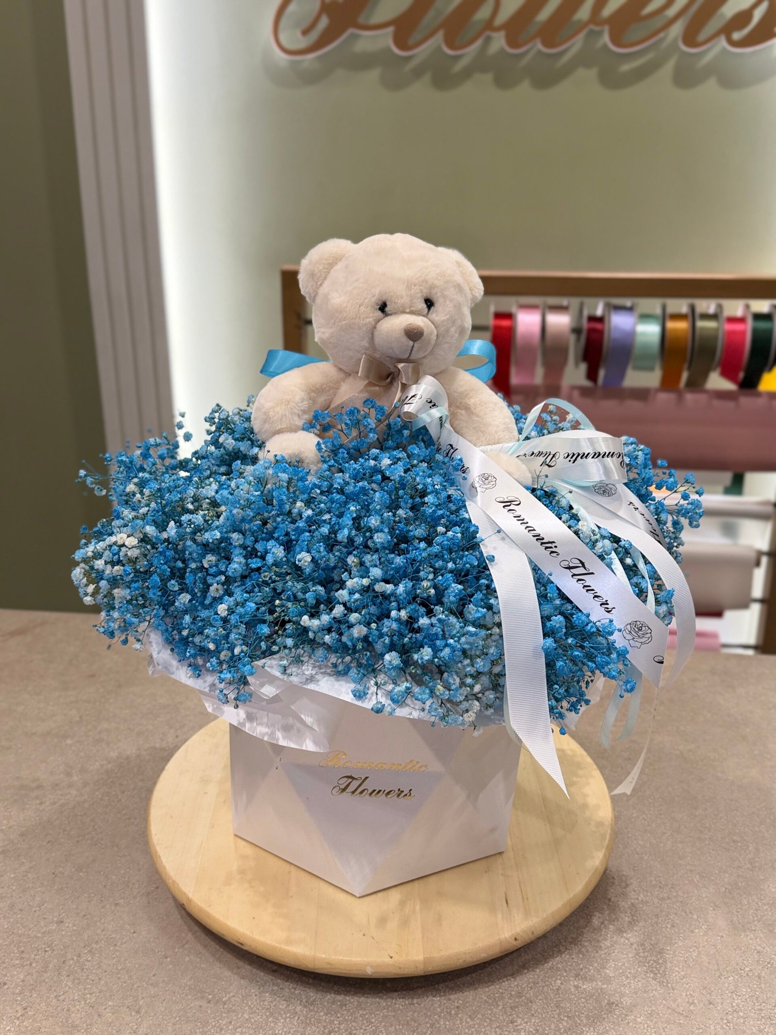 Tendre Surprise – Ourson & Gypsophile Bleue - Image 2