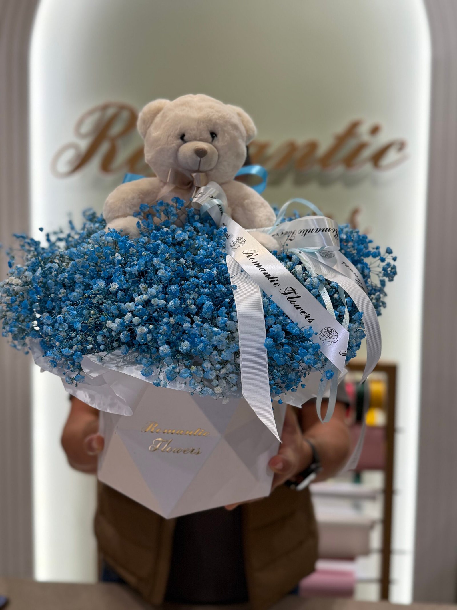 Tendre Surprise – Ourson & Gypsophile Bleue - Image 3