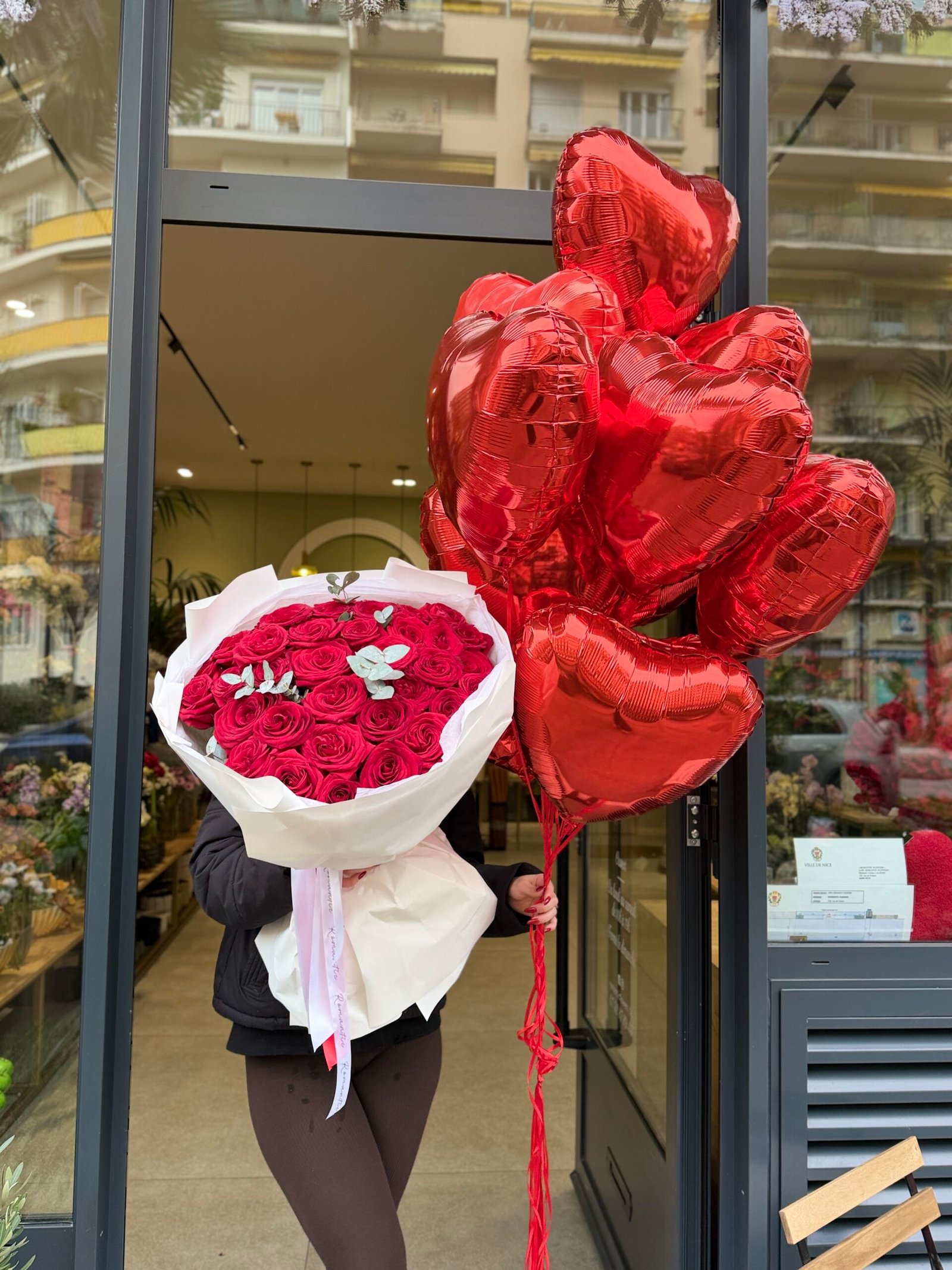 Bouquet de 35 roses rouges & 15 ballons cœur - Image 2