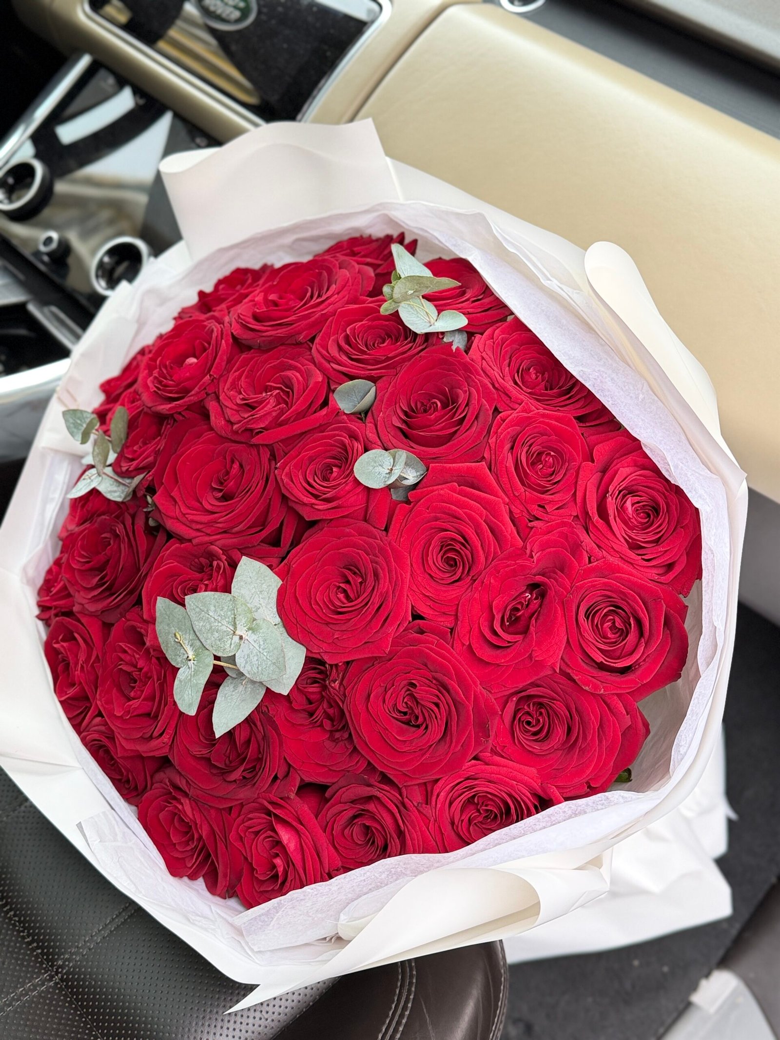 Bouquet de 35 roses rouges & 15 ballons cœur - Image 3