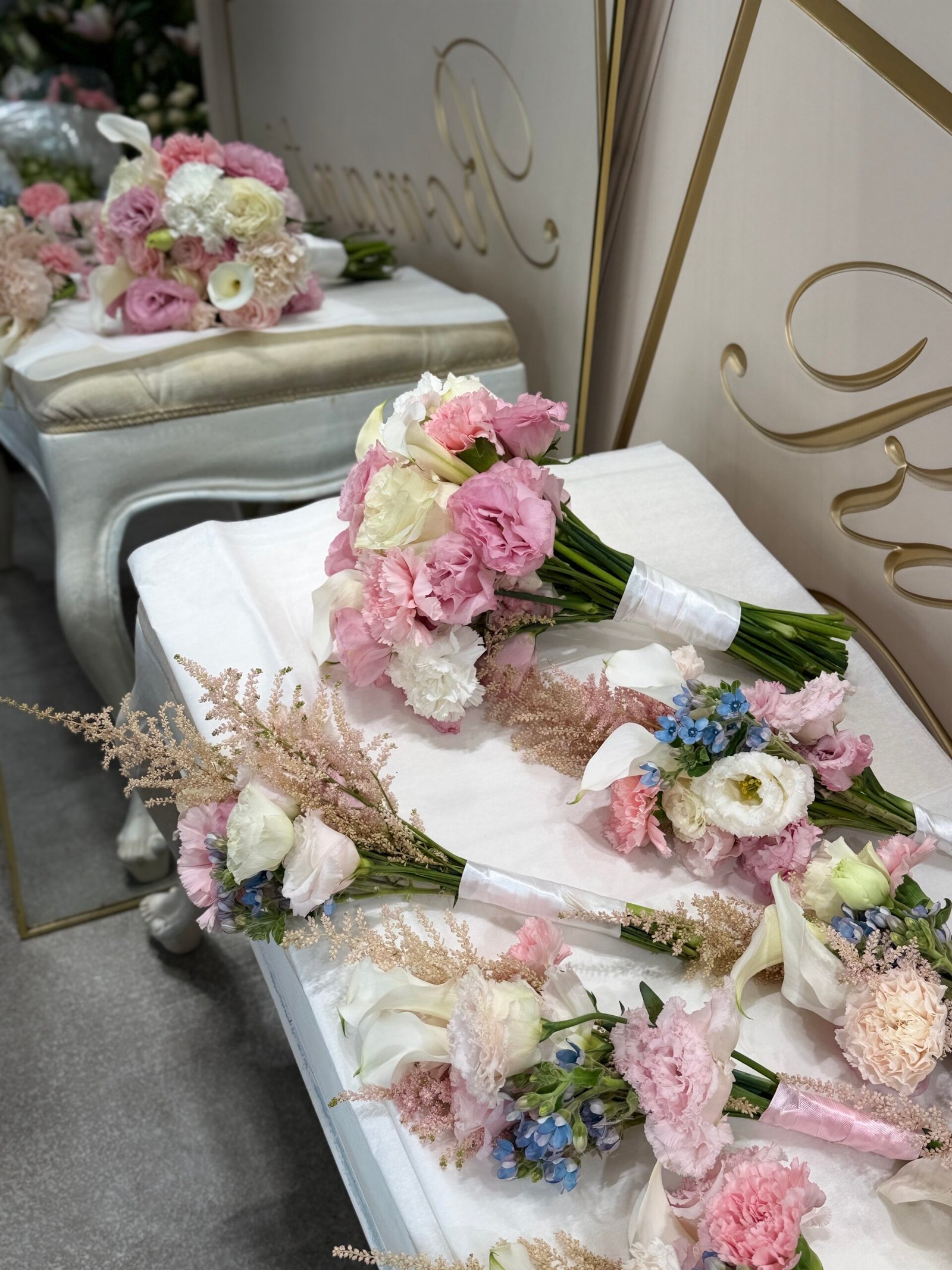 Bouquet de mariée et mademoiselle d’oneur