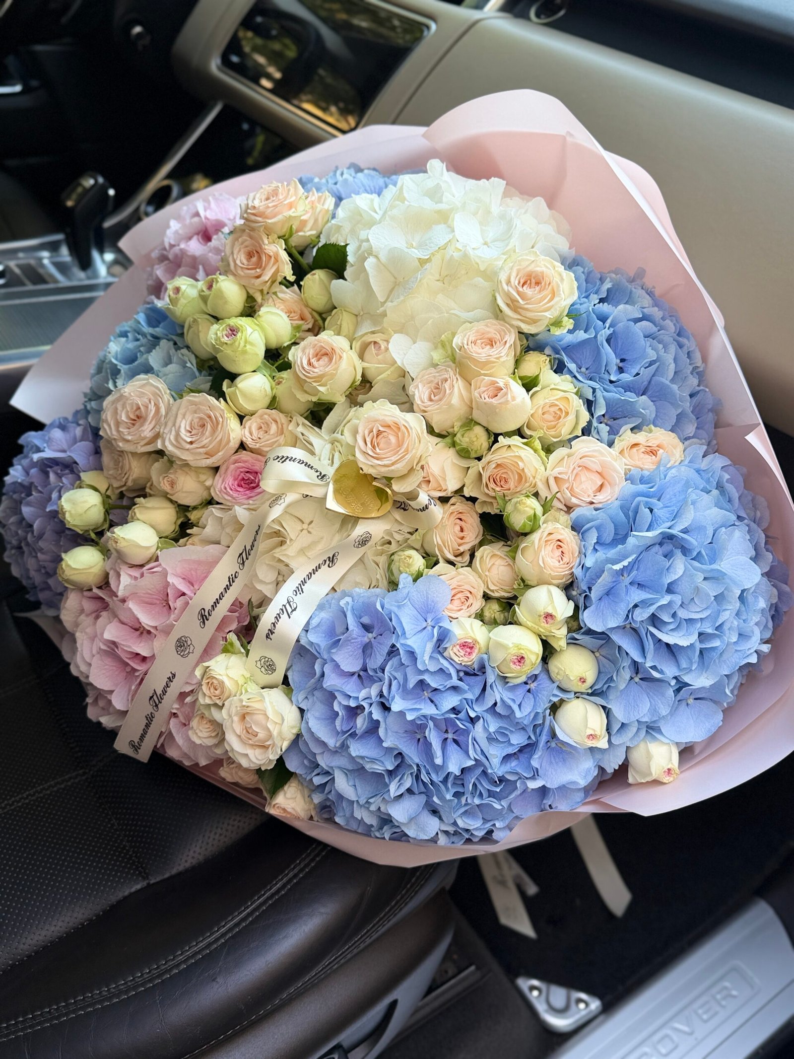 Bouquet Hortensias & Roses Spray - Image 2