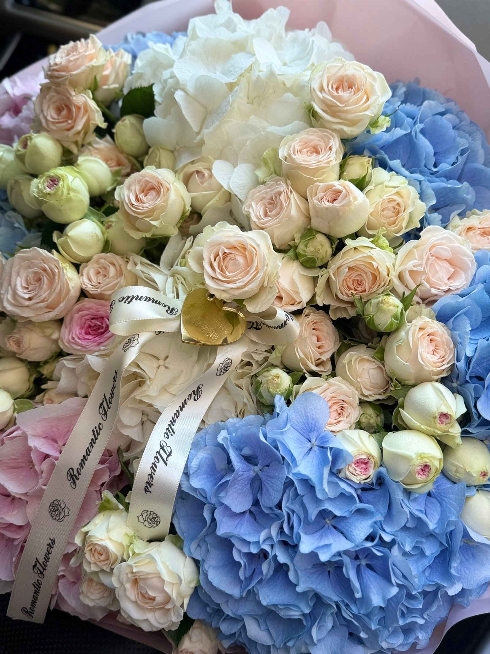 Bouquet Hortensias & Roses Spray - Image 3